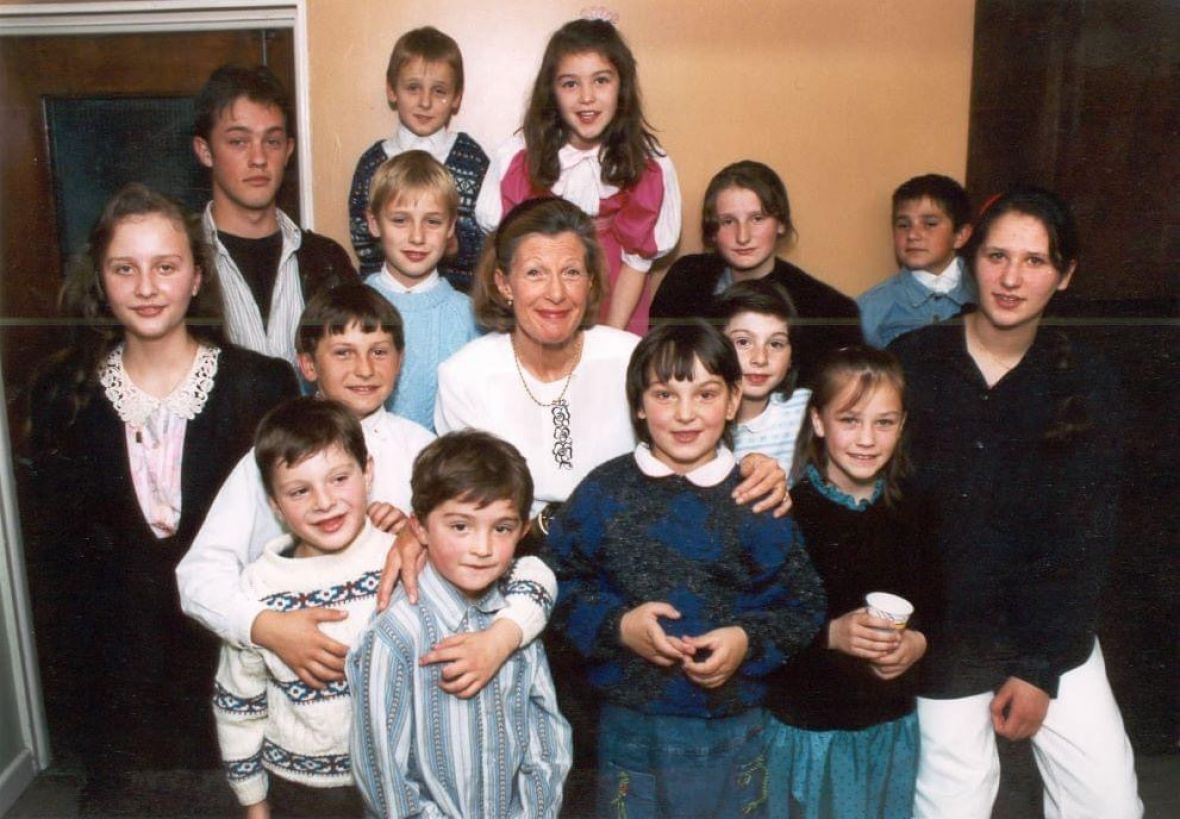 Clare Findlay s djecom iz Bosne koju je udomila - undefined